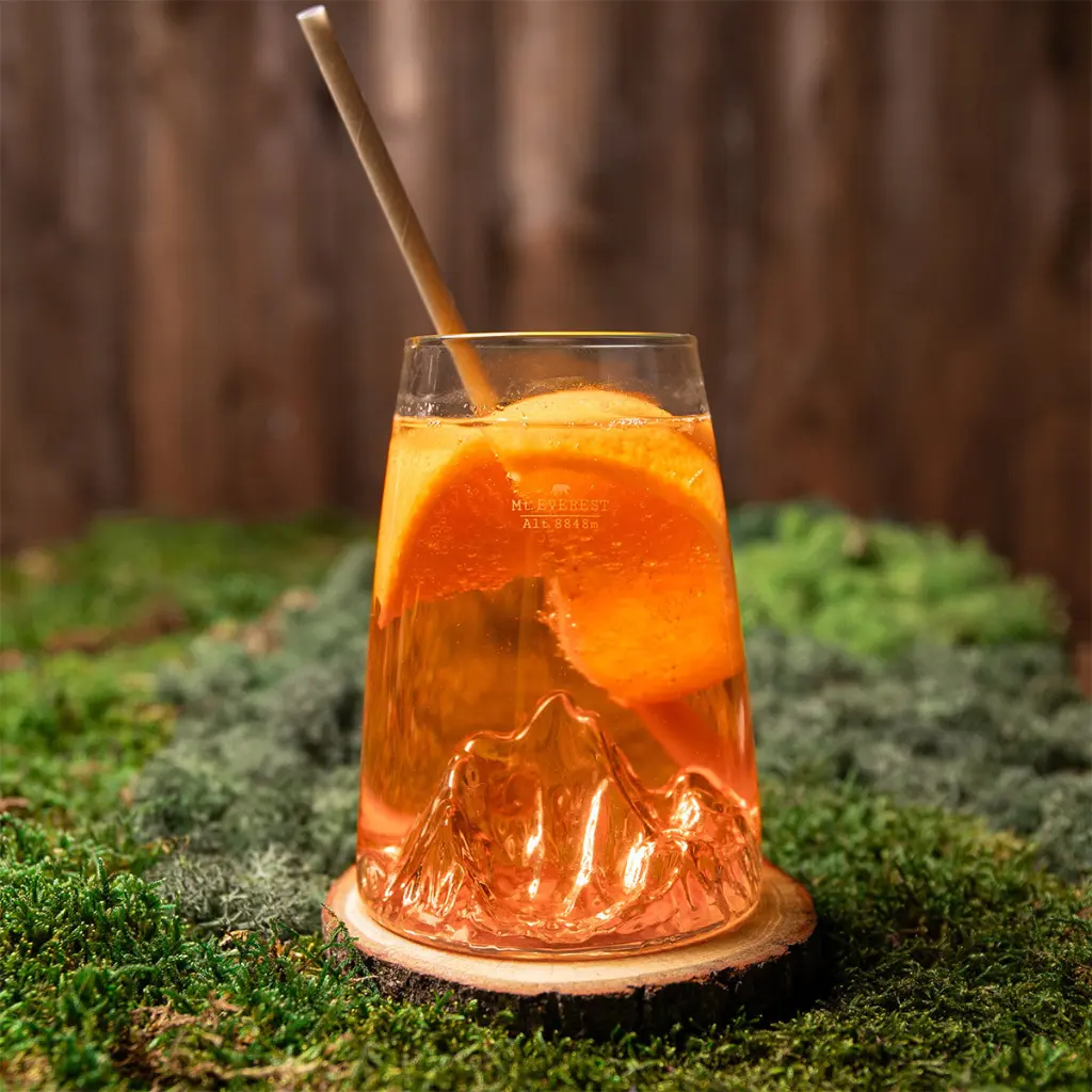 ALASKAN MAKER Verre MONT EVEREST Lifestyle Cocktail.webp