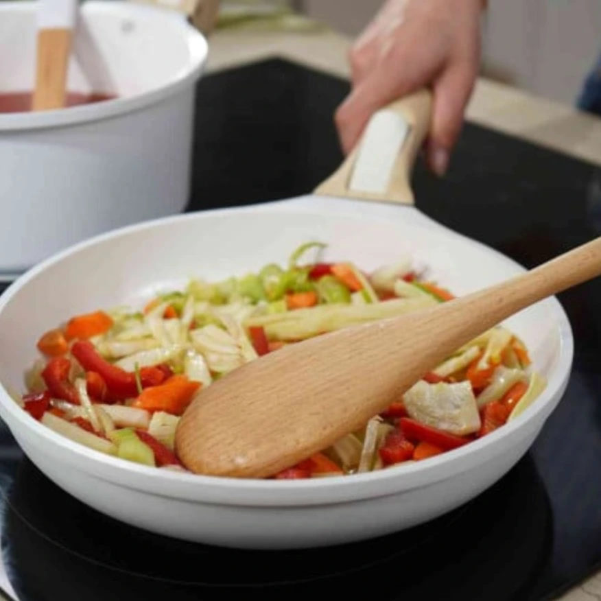 COOKUT Poele 28cm amovible Blanc Lifestyle.webp