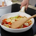 COOKUT Poele 28cm amovible Blanc Lifestyle.webp