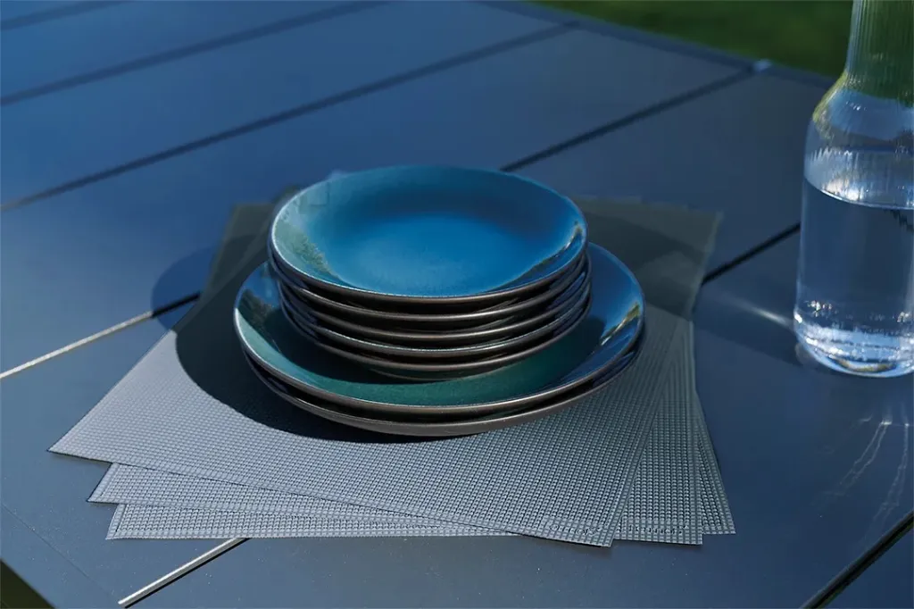 FERMOB Set de table BASICS Carbone Lifestyle.webp